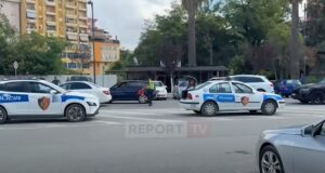 Fier/ Ishte duke kaluar te vizat e bardha, makina përplas këmbësorin