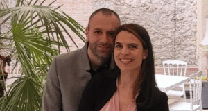 Profesori italian prej dy muajsh në burgun e Fierit, flet gruaja e tij: Aksidenti kur po shkonim në një dasëm, apeli për Giorgia Melonin
