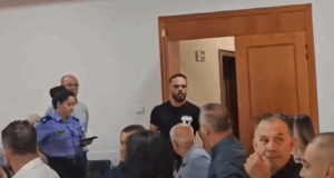 “Jam vlonjat unë, s’ka shanse në botë…”/ Ndërpreu mbledhjen e këshillit bashkiak me tonë të kërcënuese, flet i riu: Po jetoj në skamje