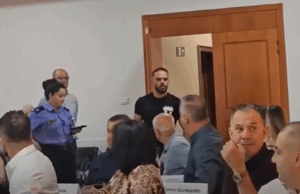 “Jam vlonjat unë, s’ka shanse në botë…”/ Ndërpreu mbledhjen e këshillit bashkiak me tonë të kërcënuese, flet i riu: Po jetoj në skamje