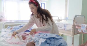 Mrekulli te ‘Koço Gliozheni’, nëna sjell në jetë katërnjakë