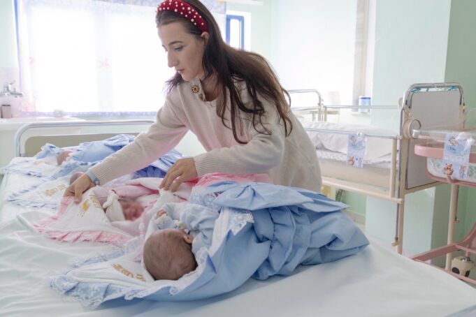 Mrekulli te ‘Koço Gliozheni’, nëna sjell në jetë katërnjakë
