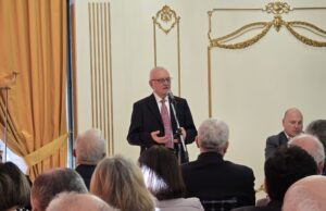 Lufter Xhuveli promovon në Fier librin me kujtime “Skena dhe prapaskena”