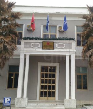 Shkarkohet prefekti i Fierit, ja kush emërohet