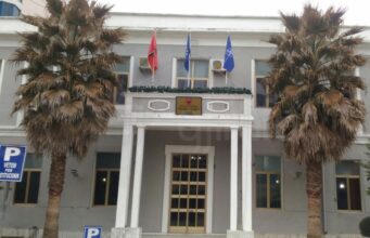 Shkarkohet prefekti i Fierit, ja kush emërohet