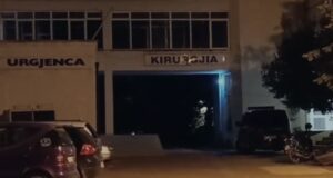 Sherr masiv në Lushnje/ Tre të plagosur me thika, përfundojnë në spital