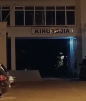 Sherr masiv në Lushnje/ Tre të plagosur me thika, përfundojnë në spital