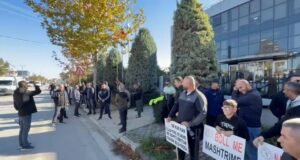 “‘Po na marrin bukën e fëmijëve!’ – Naftëtarët e Bankers në ditën e 15-të të grevës (Video)