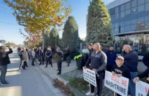 “‘Po na marrin bukën e fëmijëve!’ – Naftëtarët e Bankers në ditën e 15-të të grevës (Video)