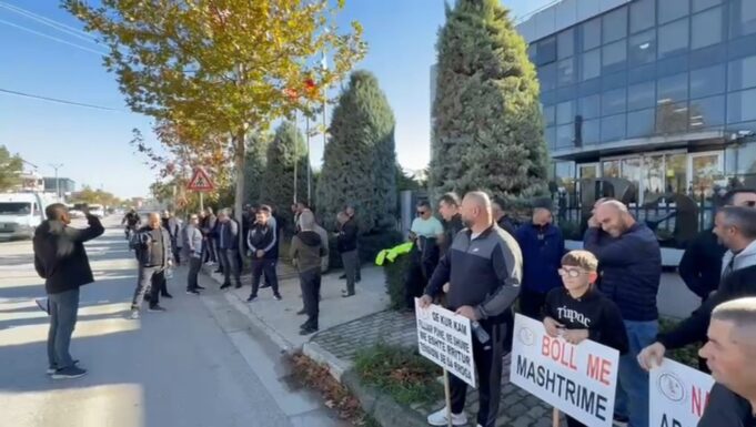 “‘Po na marrin bukën e fëmijëve!’ – Naftëtarët e Bankers në ditën e 15-të të grevës (Video)