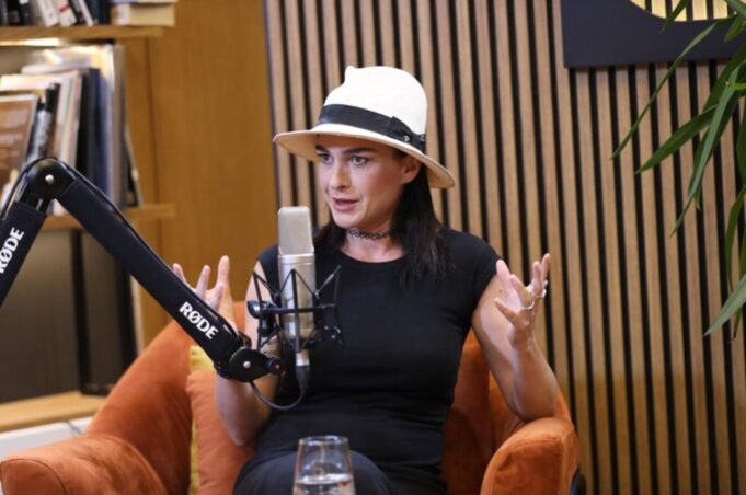“Italia ishte burgu im i parë”, Elsa Lila tregon dhimbjen e madhe pas humbjes së nënës në ’97