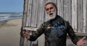 Nga skena në det, Llazar Pove tregon ditën plot aventura: Përveç publikut, kam peshqit spektatorë në Seman (Video)