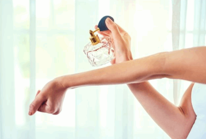Doni të zgjasni aromën e parufmit tuaj sa më gjatë? Këshilla të thjeshta që bëjnë ndryshimin