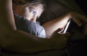 A mund të verbohesh përjetë nga përdorimi i telefonit në errësirë totale? Ja çfarë thonë mjekët!