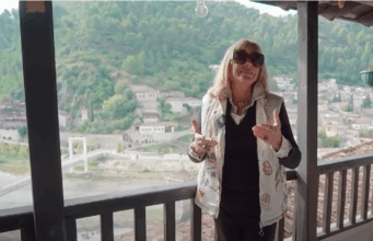 “Je e çmendur, si mund të shkosh atje” – Gruaja që braktisi Gjermaninë për Shqipërinë! (Video)