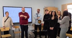 Fier/ Shkolla “Petro Sota” shkëmbim përvojash me Suedinë, mbi demokracinë dhe arsimin profesional (Video)