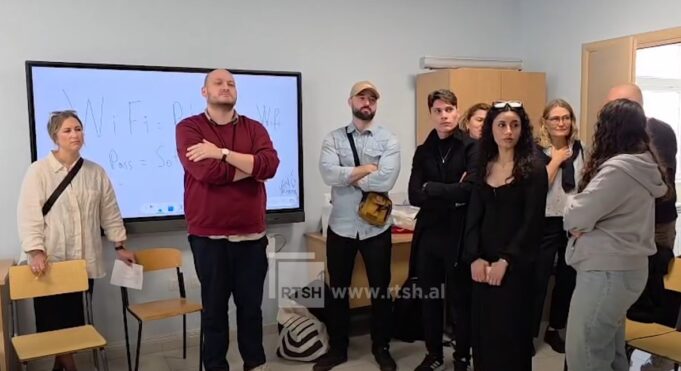 Fier/ Shkolla “Petro Sota” shkëmbim përvojash me Suedinë, mbi demokracinë dhe arsimin profesional (Video)