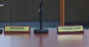 Bojkoti i avokatëve paralizon gjykatat, Fieri dhe Korça bashkohen në protestë pas arrestimit të kolegut në Elbasan