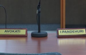 Bojkoti i avokatëve paralizon gjykatat, Fieri dhe Korça bashkohen në protestë pas arrestimit të kolegut në Elbasan