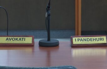 Bojkoti i avokatëve paralizon gjykatat, Fieri dhe Korça bashkohen në protestë pas arrestimit të kolegut në Elbasan