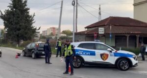 Aksident në aksin Fier- Levan/ Makina përplaset me motoçikletën, plagoset një nga drejtuesit