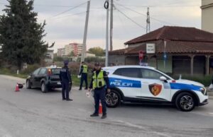 Aksident në aksin Fier- Levan/ Makina përplaset me motoçikletën, plagoset një nga drejtuesit