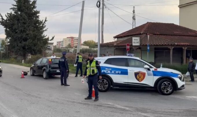 Aksident në aksin Fier- Levan/ Makina përplaset me motoçikletën, plagoset një nga drejtuesit