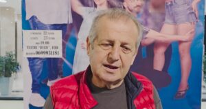 Kiço Londo: “Fieri, një dashuri pafund” – Rikthim emocionues në teatrin “Bylis” me “Gruaja e burrit tim” (Video)