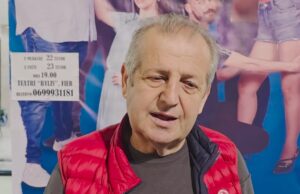 Kiço Londo: “Fieri, një dashuri pafund” – Rikthim emocionues në teatrin “Bylis” me “Gruaja e burrit tim” (Video)