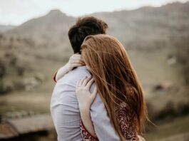Përqafim që çliron oksitocinën dhe përmirëson humorin