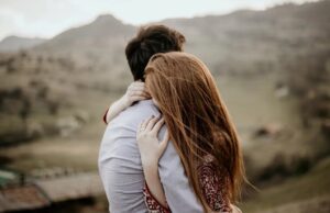 “A e dini çfarë ndodh me trupin kur e përqafoni dikë për më shumë se 20 sekonda?” Përqafim që çliron oksitocinën dhe përmirëson humorin