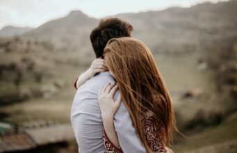 “A e dini çfarë ndodh me trupin kur e përqafoni dikë për më shumë se 20 sekonda?” Përqafim që çliron oksitocinën dhe përmirëson humorin