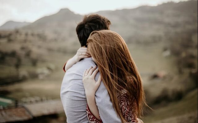 Përqafim që çliron oksitocinën dhe përmirëson humorin