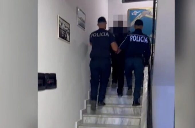 Kapen tre persona që tentuan të kalonin fshehur në kamion drejt Italisë, dy prej tyre në kërkim ndërkombëtar