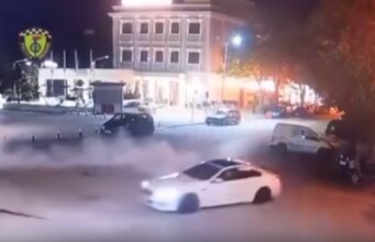 Drift me “BMW” në qendër të Vlorës, ndalohet 22-vjeçari, i sekuestrohet makina dhe patenta(Video) drift bmw vlore