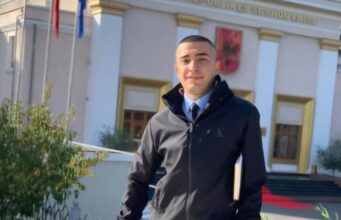 Hiqej si drejtori policie, detaje si u zbulua 20-vjeçari që u jepte urdhra edhe policëve