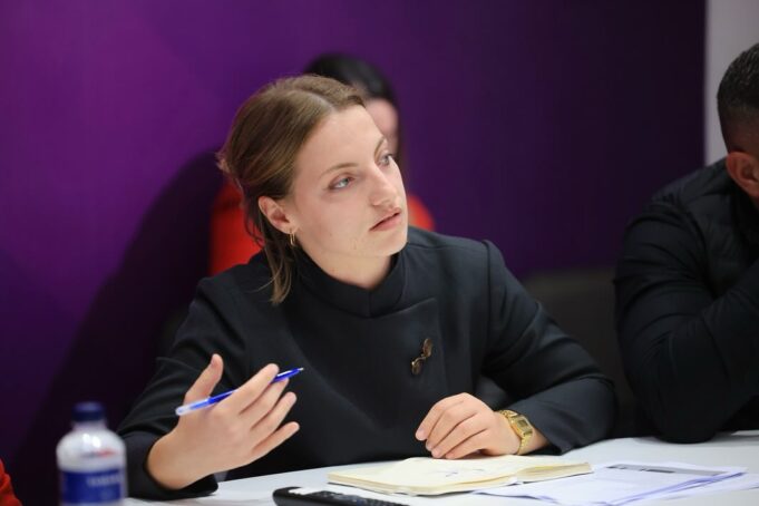 La fshatin, për Parlamentin – Rrëfehet deputetja 24-vjeçare: Kisha punët e mia, nuk e mendoja se do më zgjidhnin…