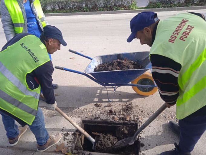 Bashkia Fier vijon punën për pastrimin e kanaleve kulluese dhe grumbulluesve të ujërave
