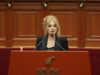 “Do të presim kokat e fëmijëve”. Kërcënohet rëndë deputetja e Parlamentit shqiptar