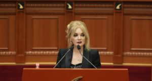 “Do të presim kokat e fëmijëve”. Kërcënohet rëndë deputetja e Parlamentit shqiptar