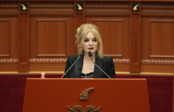 “Do të presim kokat e fëmijëve”. Kërcënohet rëndë deputetja e Parlamentit shqiptar