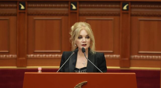 “Do të presim kokat e fëmijëve”. Kërcënohet rëndë deputetja e Parlamentit shqiptar