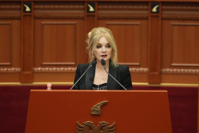 “Do të presim kokat e fëmijëve”. Kërcënohet rëndë deputetja e Parlamentit shqiptar