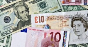 Këmbimi valutor 22 nëntor/ Me sa blihen e shiten dollari dhe euro, çfarë ndodh me monedhat e tjera