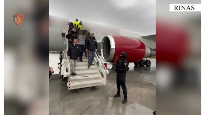 Në kërkim për vrasje në Itali, deportohet nga SHBA 44-vjeçari