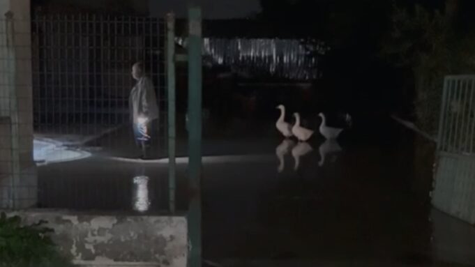 Rritet ndjeshëm niveli i lumit Vjosa, rrezikohet dalja nga shtrati