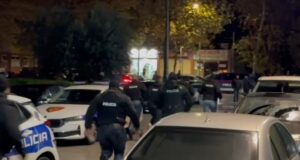 Të shtëna me armë zjarri në Fier, konflikti nisi brenda një lokali, sherri degjeneroi në plumba!