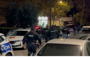 Të shtëna me armë zjarri në Fier, konflikti nisi brenda një lokali, sherri degjeneroi në plumba!