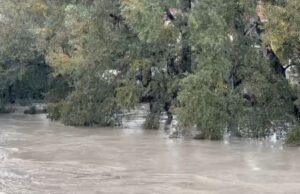 Semani del nga shtrati tek ura e Mbrostarit, përmbyten stalla me bagëti dhe toka bujqësore