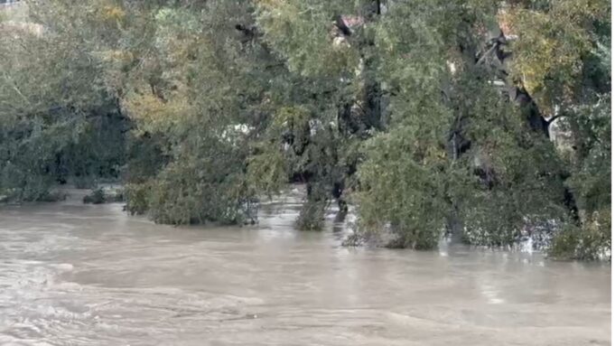 Semani del nga shtrati tek ura e Mbrostarit, përmbyten stalla me bagëti dhe toka bujqësore